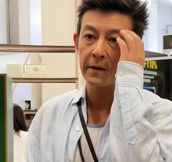 45岁陈冠希近照曝光，面庞纰漏皱纹彰着，网友直言：景色不足谢霆锋